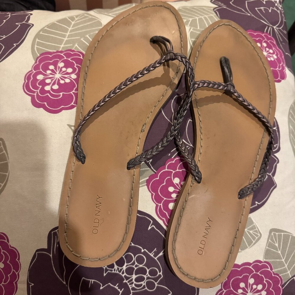 EUC Old Navy Braided Plum Faux Leather Flip Flop Sandals – Size 9